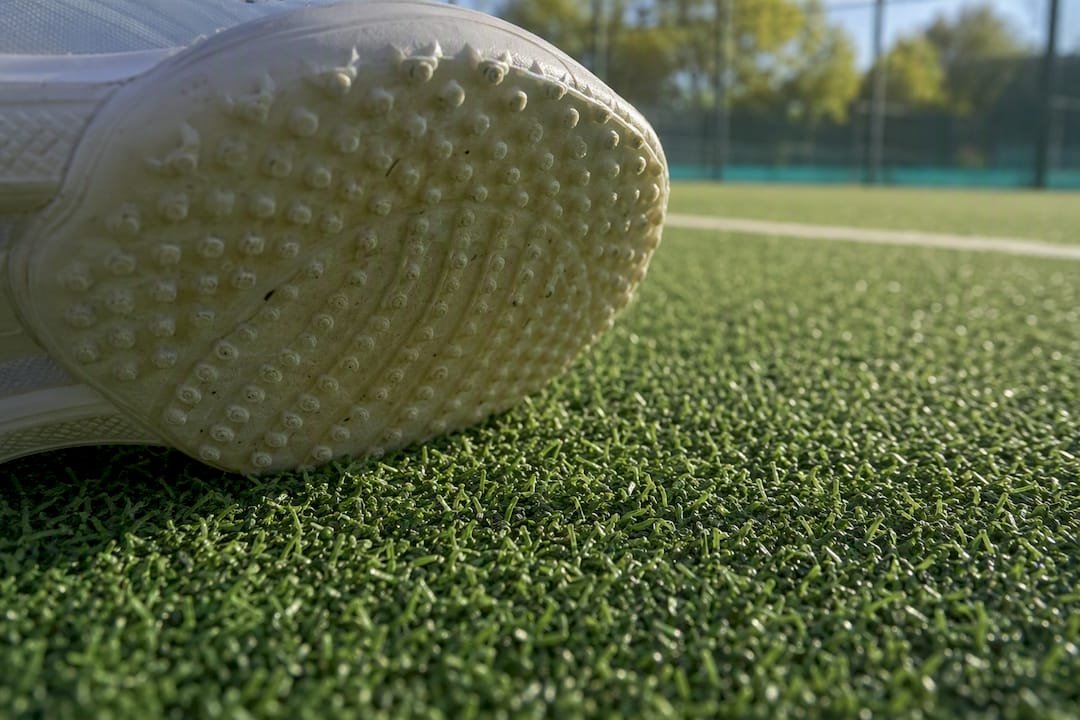 Omni dot sole gripping clean turf court